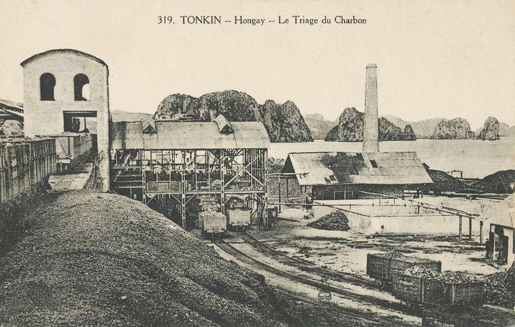 Khu nhà máy bên bờ vịnh.