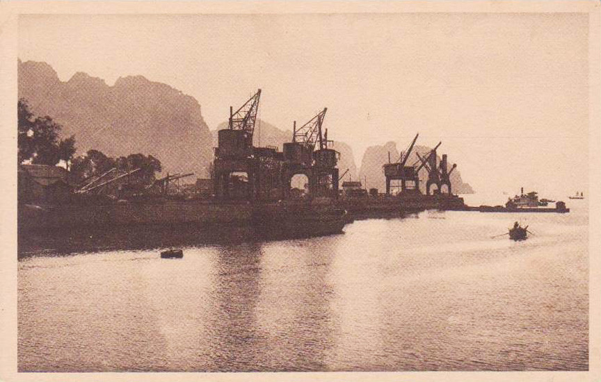 Cảng than Hòn Gai nhìn từ ngoài biển.