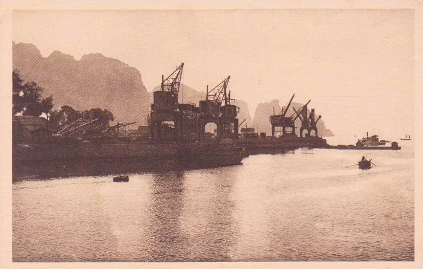 Cảng than Hòn Gai nhìn từ ngoài biển.