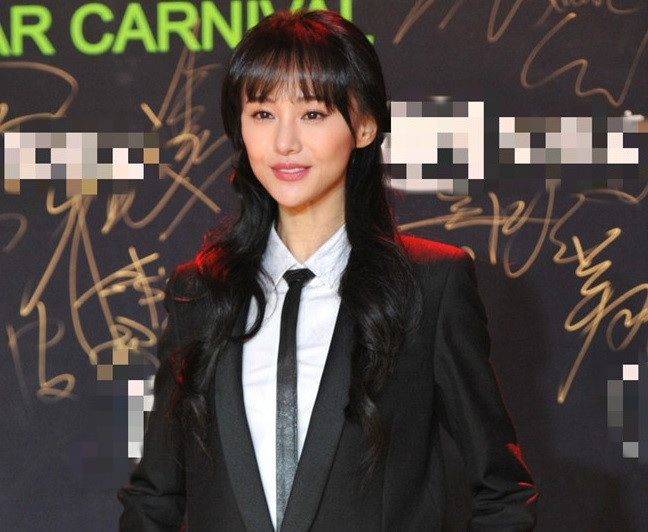 Không ít lần nữ diễn viên xuất hiện với chiếc cằm nhọn hoắt, khiến cô trông già đi trước tuổi. Nhiều khán giả tiếc nuối khi nhớ về hình ảnh dễ thương ngày nào của Trịnh Sảng. Họ cho rằng tiểu hoa sinh năm 1991 đã lạm dụng phẫu thuật thẩm mỹ và mất đi nét đẹp tự nhiên.