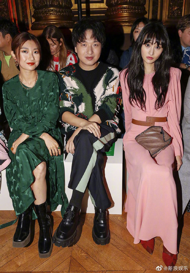 Gương mặt hốc hác cùng với chiếc mũi cao, nhọn hoắt làm cho khuôn mặt của Trịnh Sảng trở nên mất cân đối. Cô còn bị nhận xét lạm dụng phẫu thuật thẩm mỹ đến mức gương mặt cứng đờ như tượng sáp. Đa phần ý kiến đều cho rằng nữ diễn viên đang phải gánh chịu di chứng của những ca phẫu thuật thẩm mỹ. Sau gần 7 năm đụng chạm dao kéo, Trịnh Sảng ngày càng gây ngạc nhiên vì gương mặt không thể nhận ra. Nhiều người tiếc nhớ về vẻ đẹp tự nhiên năm xưa của nữ diễn viên.