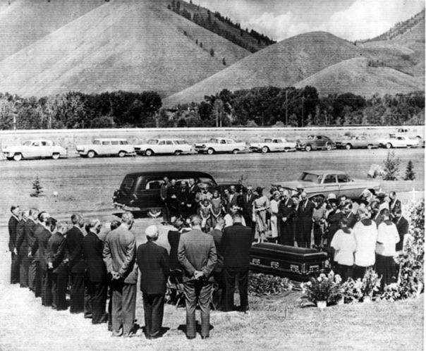 Hemingway đã định tự sát vào mùa xuân 1961 nhưng không thành. Sau đó ông được trị liệu tâm lý, nhưng tình hình là không thể cứu vãn. Sáng ngày 2/7/1961, Hemingway tự nã đạn vào đầu mình bằng một khẩu súng săn và qua đời ở nhà riêng tại Ketchum, Idaho.