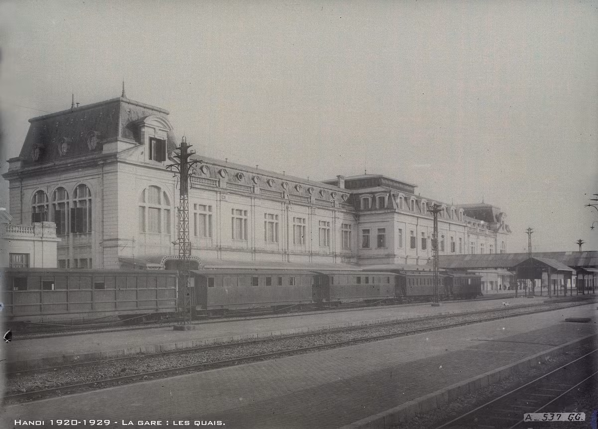 Đoàn tàu chở khách nằm ở làn đường ray sát tòa nhà chính của ga Hà Nội.