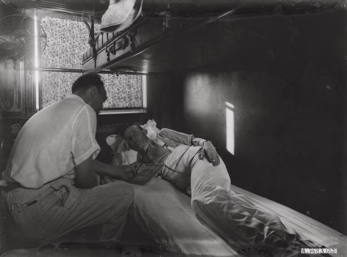 Trong một ca-bin ở toa giường nằm nằm, có quạt điện và giường tầng trải đệm.