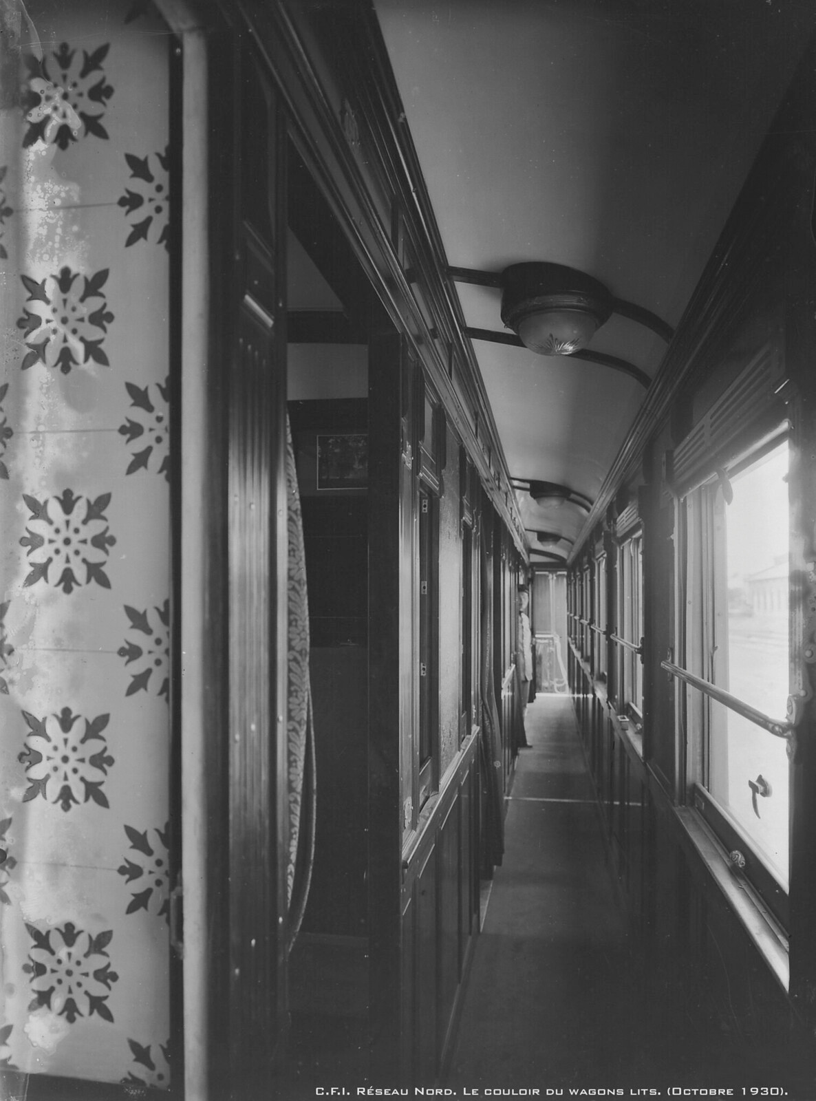 Lối đi ở toa giường nằm, đoàn tàu chạy tuyến phía Bắc.