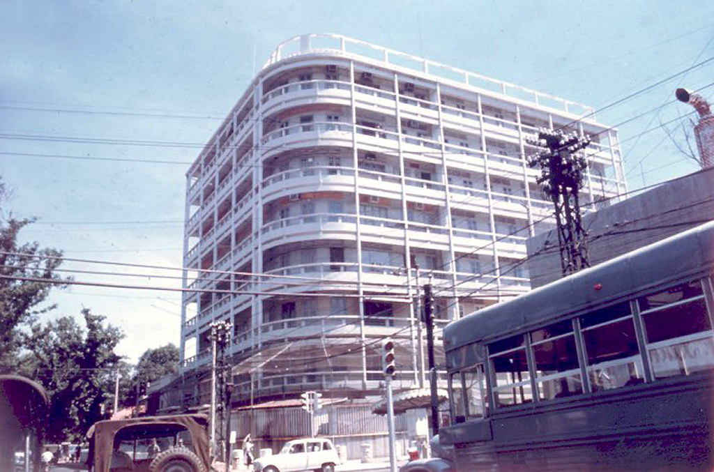 Tòa nhà NSA (Naval Support Activity - Hoạt động hỗ trợ hải quân) ở góc Phan Đình Phùng - Đoàn Thị Điểm (nay là góc Nguyễn Đình Chiểu - Trương Định).