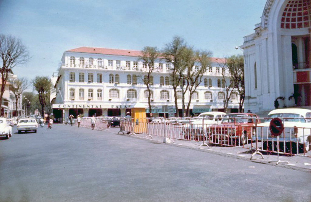 Đường Tự Do (Đồng Khởi), khách sạn Continental Palace và trụ sở Quốc hội (nhà hát Thành phố).