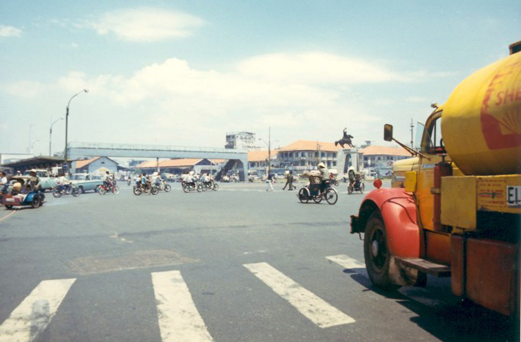 Cầu vượt bộ hành từ bùng binh chợ Bến Thành qua bến xe khách.