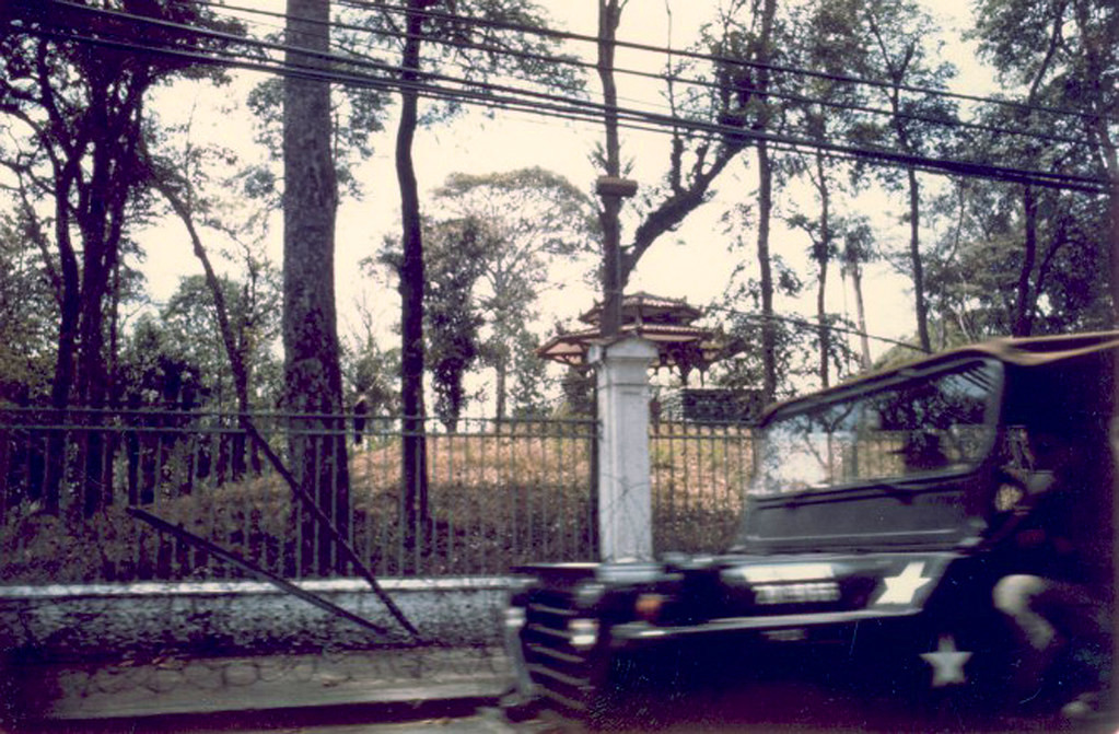 Lầu bát giác trong khuôn viên Dinh Độc Lập.