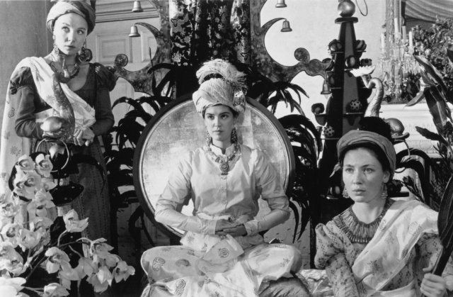 Cô ta kể rằng, mình là công chúa Caraboo đến từ hòn đảo Javasu thuộc Ấn Độ Dương. Cô bị bọn cướp biển bắt cóc nhưng may mắn trốn thoát được rồi bơi vào bờ.