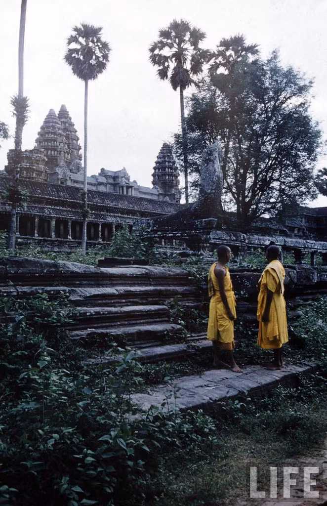 Hai nhà sư ở Angkor Wat.