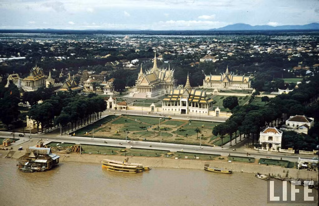 Toàn cảnh Hoàng cung ở Phnom Penh, Campuchia trước 1975 nhìn từ máy bay.