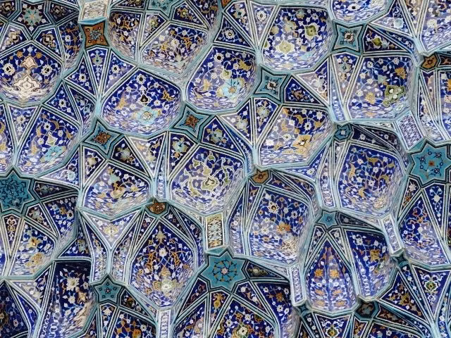 Ngày nay, di sản mà Ibn Abbad để lại cho nền văn hóa của Iran – đất nước kế thừa vương quốc Ba Tư – là rất lớn, trên các lĩnh vực thần học, lịch sử, ngữ pháp, từ điển học, phê bình học thuật và viết nghệ thuật.