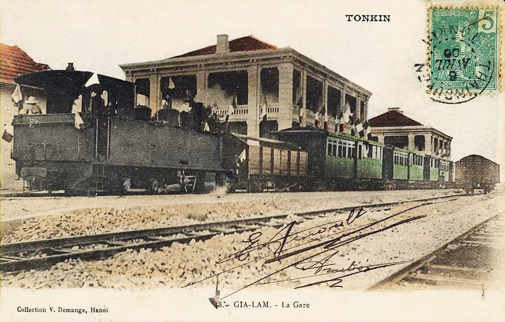 Một đoàn tàu chở khách treo quốc kỳ Pháp ở sân ga Gia Lâm.