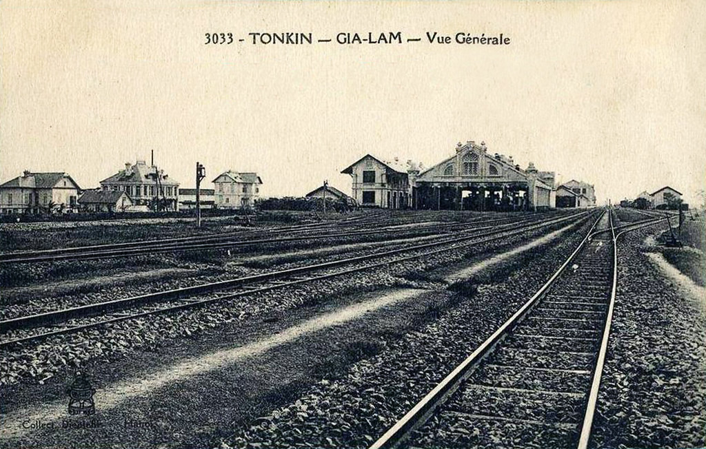 Các làn đường sắt và nhà xưởng ở ga Gia Lâm.