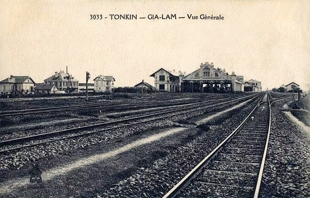 Các làn đường sắt và nhà xưởng ở ga Gia Lâm.