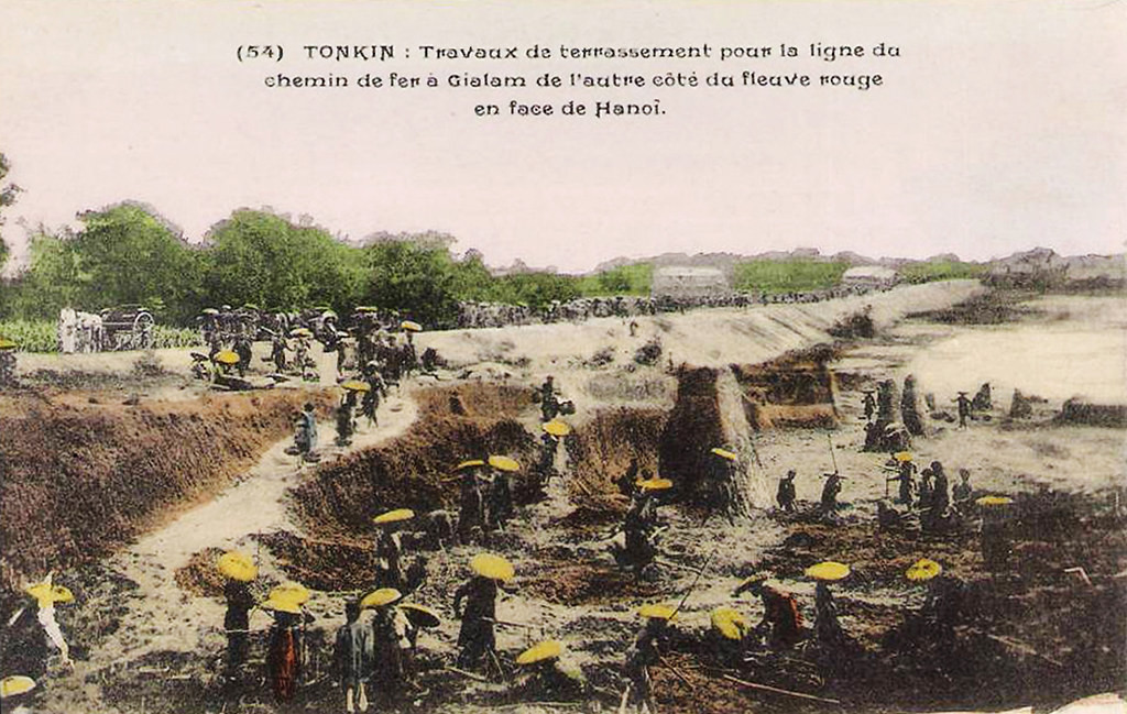 Cảnh đắp nền đường xe lửa gần ga Gia Lâm.