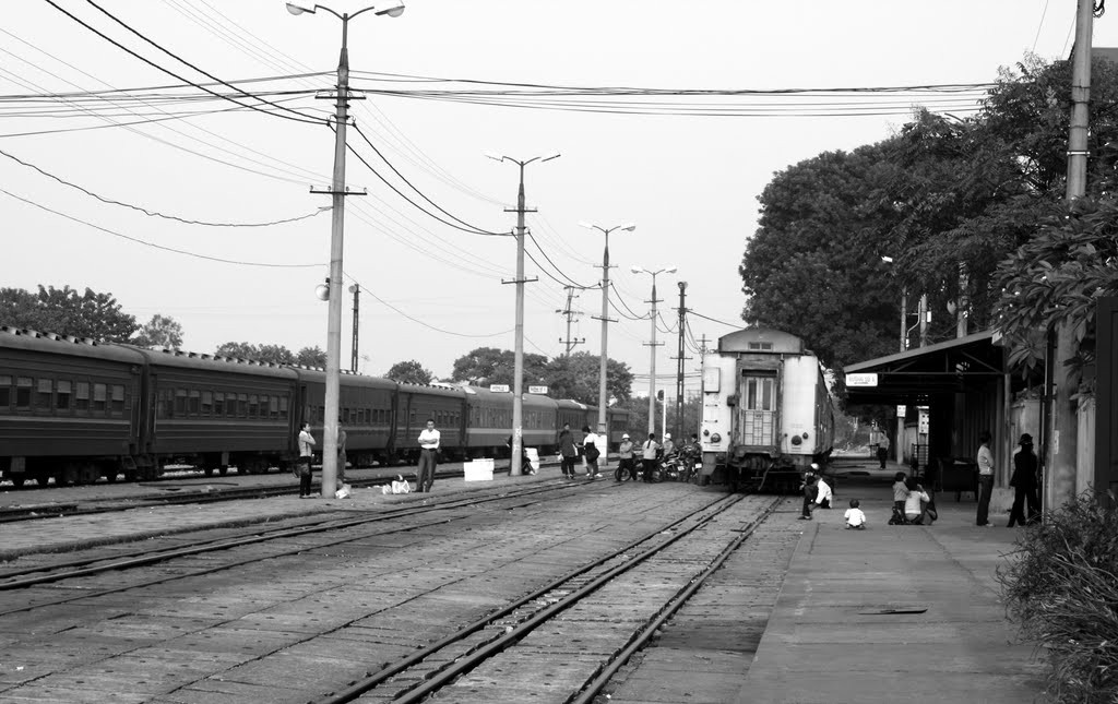 Trên sân ga Gia Lâm, khoảng thập niên 1990.