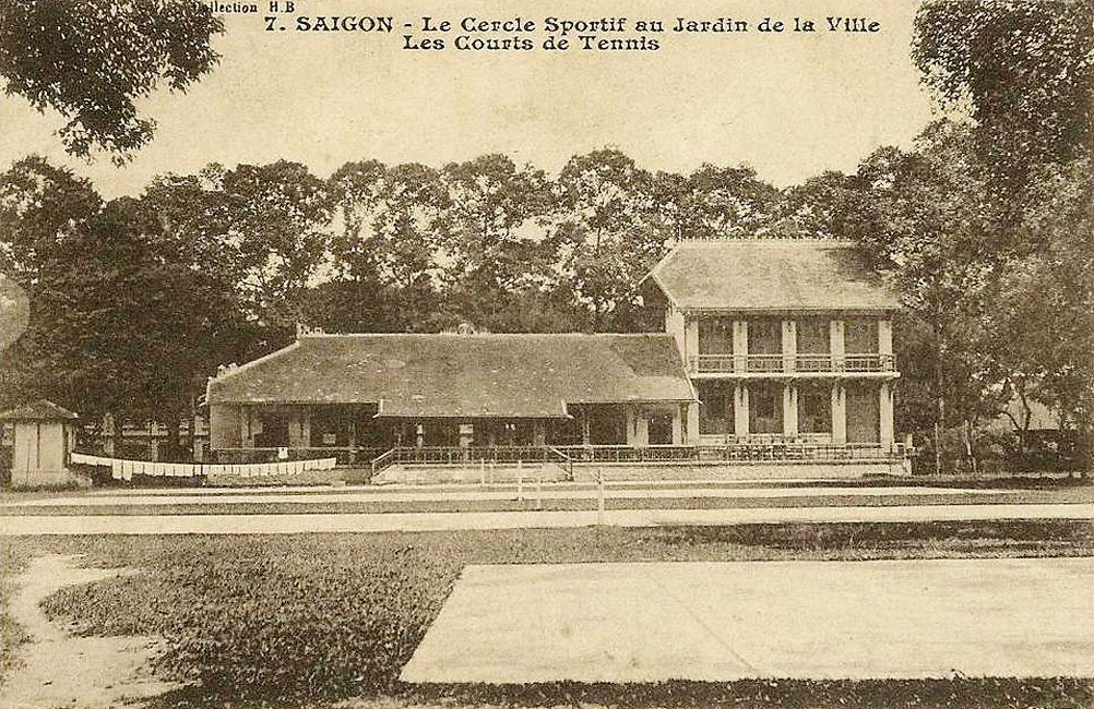 Khung cảnh tại sân tennis ở Câu lạc bộ Thể thao Sài Gòn, 1948.