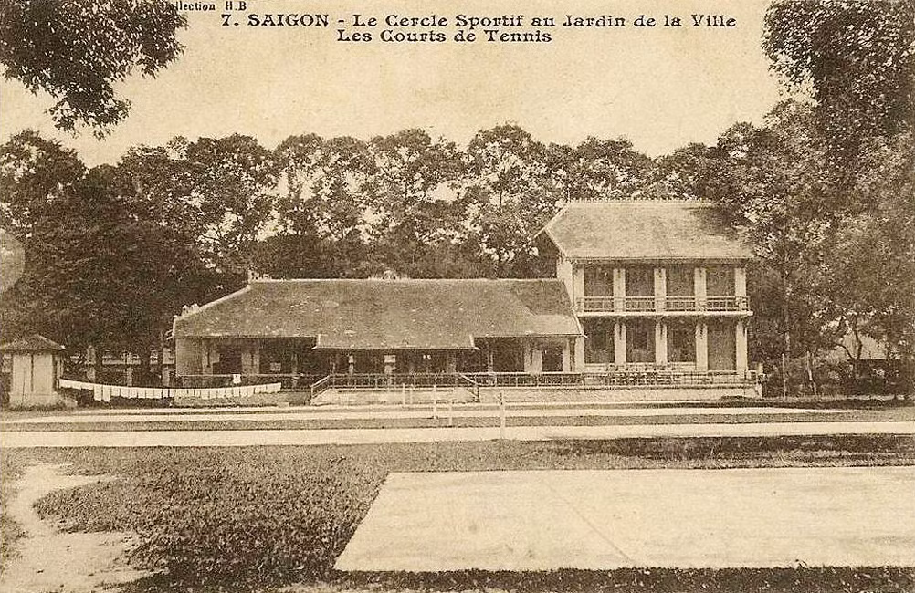 Khung cảnh tại sân tennis ở Câu lạc bộ Thể thao Sài Gòn, 1948.