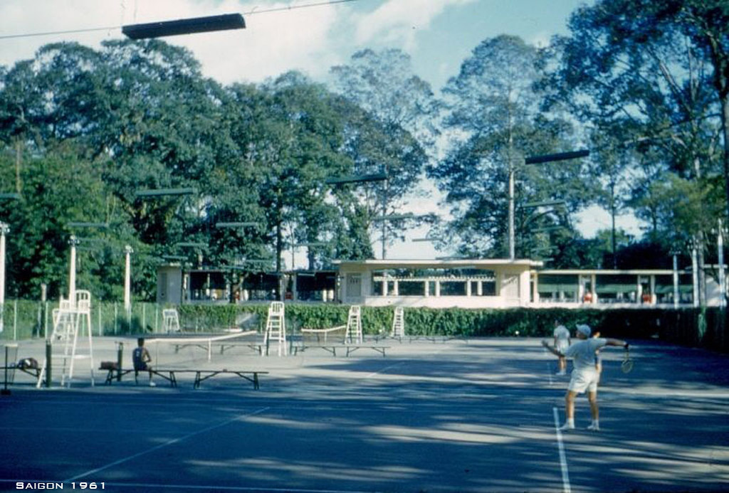 Một hình ảnh khác về sân quần vợt ở Câu lạc bộ Thể thao Sài Gòn, 1961.