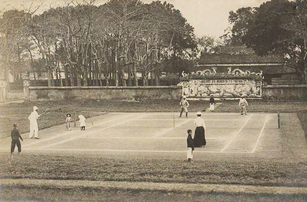 Sân tennis của sĩ quan Pháp ở Bắc Ninh, Việt Nam thời thuộc địa.