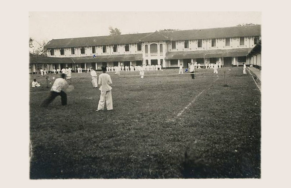 Các học sinh chơi tennis ở trường Trung học Cần Thơ năm 1933.