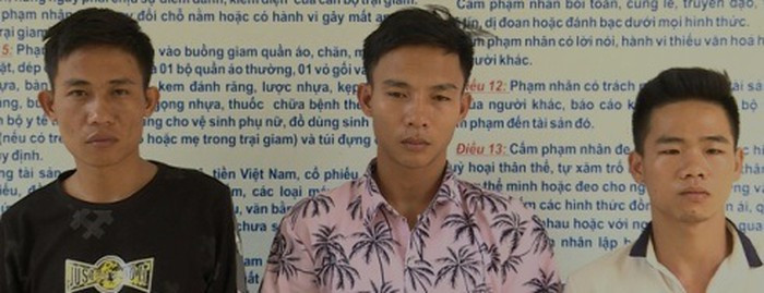 Quan ly quan karaoke chuyen dung gay nhua, khoa so 8 de “day” cac nu tiep vien