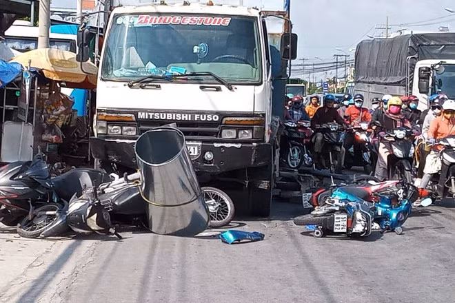 Oto tai tong hang loat 7 xe may, huc vang, 11 nguoi bi thuong-Hinh-2