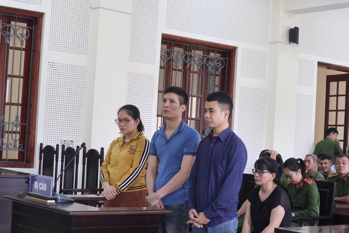 Hai doi tuong co thu, bo ma tuy vao xo chua dau nhot, muoi, cat,…de phi tang