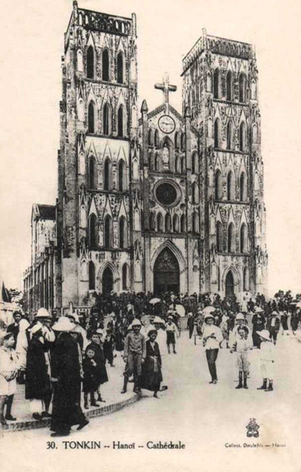 Các con chiên tập trung ở quảng trường trước nhà thờ.