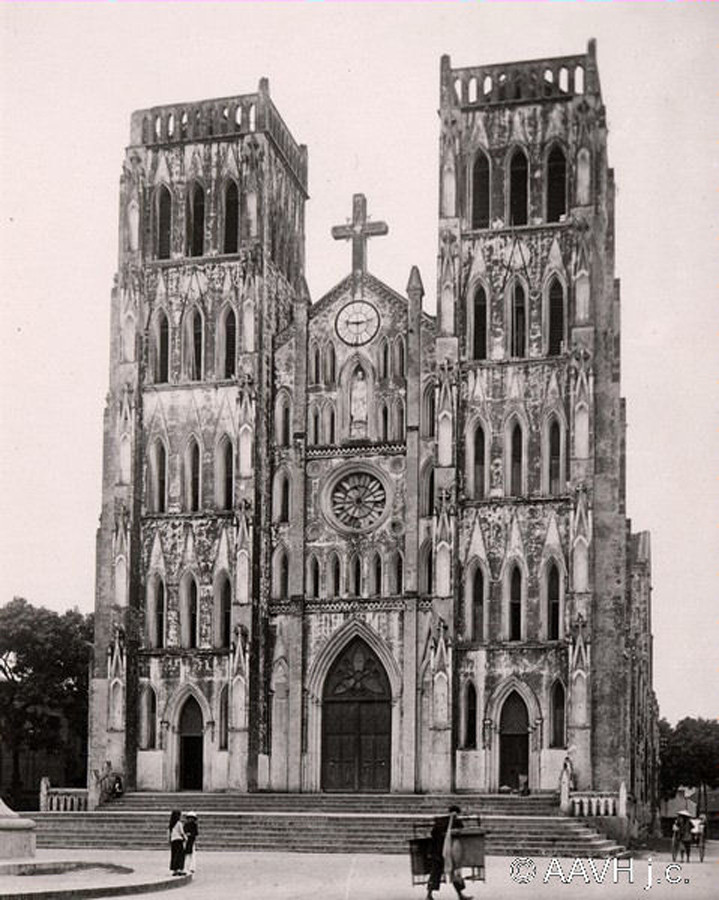 Toàn cảnh mặt trước nhà thờ Lớn năm 1931.
