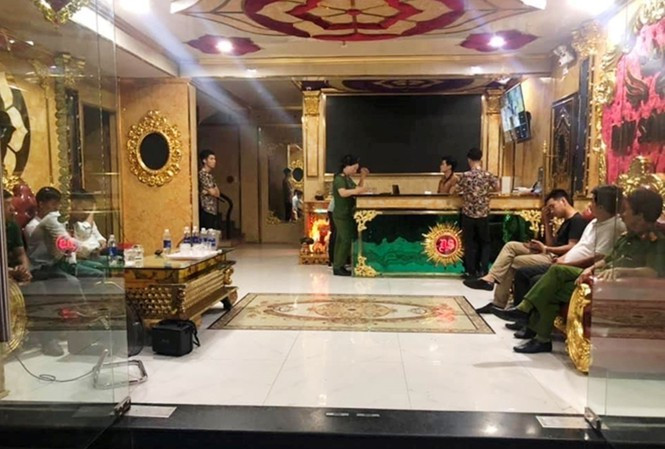 25 nam nu thanh nien choi ma tuy xuyen dem trong tiem karaoke