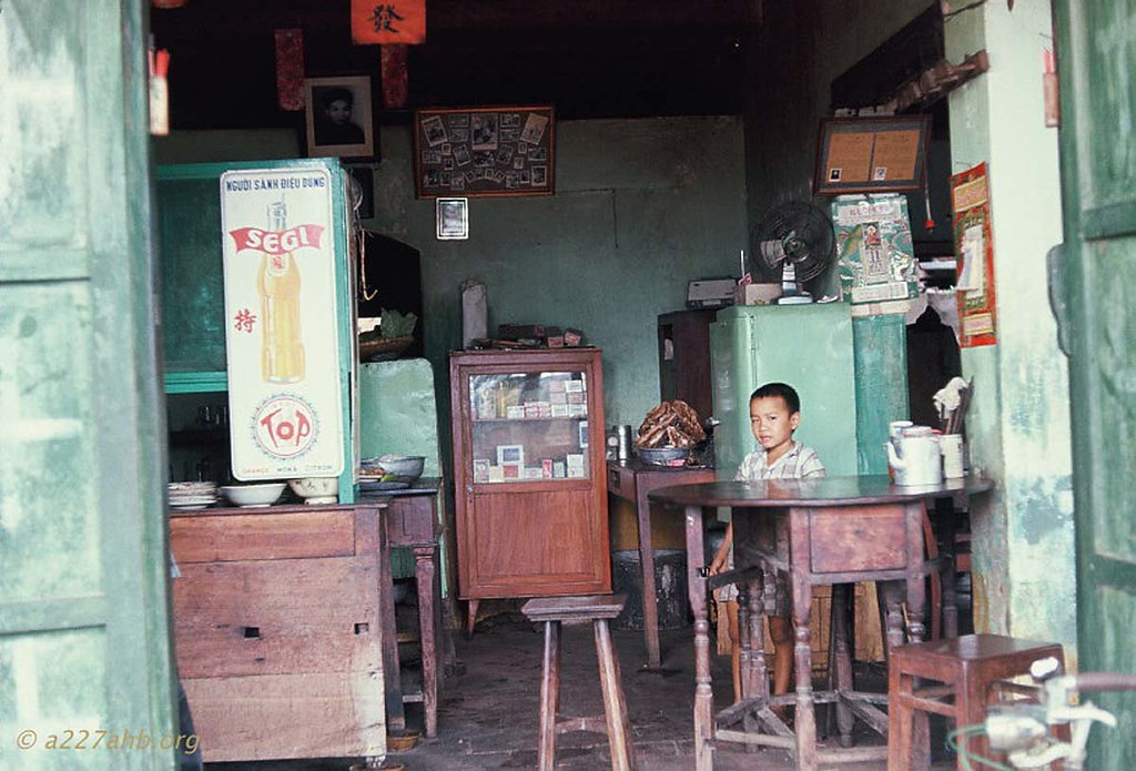 Chú bé trong quán ăn nhỏ.