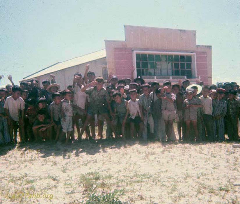 Trẻ em chờ được phát kẹo bên ngoài một khu nhà cộng đồng ở Bình Thuận.