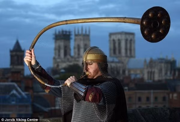 Khi đó, thần Heimdallr sẽ thổi tù và Gjallerhorn, báo hiệu Ngày Tận thế sẽ tới sau 100 ngày. Sau khi Gjallerhorn được thổi, các loài sinh vật gớm ghiếc sẽ xuất hiện trên mặt đất. Con chó sói Skoll sẽ nuốt chửng Mặt trời và anh trai của nó là Hati sẽ ăn thịt Mặt trăng, khiến thế giới chìm trong bóng tối vĩnh cửu.