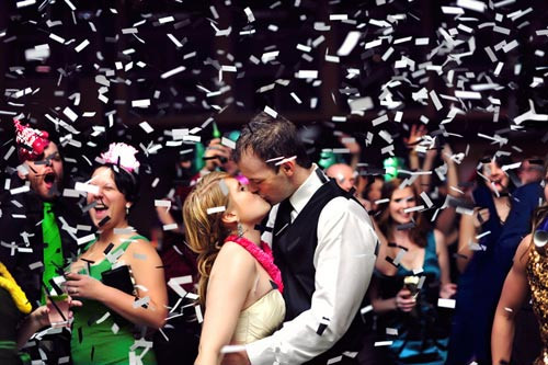 7. Hôn nhau lúc giao thừa, Mỹ. Hôn người yêu của mình đúng lúc chuông đồng hồ điểm 12 tiếng đêm giao thừa là cách để mang lại tình yêu đích thực, vững bền cho đôi tình nhân. Theo truyền thuyết, nụ hôn đêm giao thừa sẽ xóa sạch những hồi ức buồn trong quá khứ, mở đầu một năm mới đầy may mắn và yêu thương.