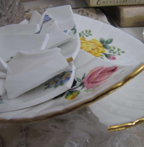 2. Ném bát đĩa trước cửa nhà hàng xóm, Đan Mạch. Ở Đan Mạch, vào dịp năm mới, những người hàng xóm sẽ tới trước cửa nhà nhau và… ném bát đĩa chan chát. Điều này làm cho hàng xóm của họ vui vẻ thay vì cáu giận. Nhà nào có nhiều bát đĩa vỡ trước cửa sáng hôm sau nhất sẽ gặp nhiều may mắn và chứng tỏ họ có nhiều bạn tốt.