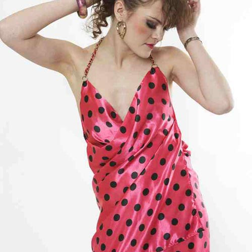 4. Mặc đồ chấm bi, Philippines. Đến Philippines thời điểm này, bạn sẽ gặp vô khối người mặc đồ chấm bi, bàn ăn với những loại quả hình tròn vì theo họ những cái chấm này tượng trưng cho đồng xu và sự viên mãn, tròn đầy của năm mới.