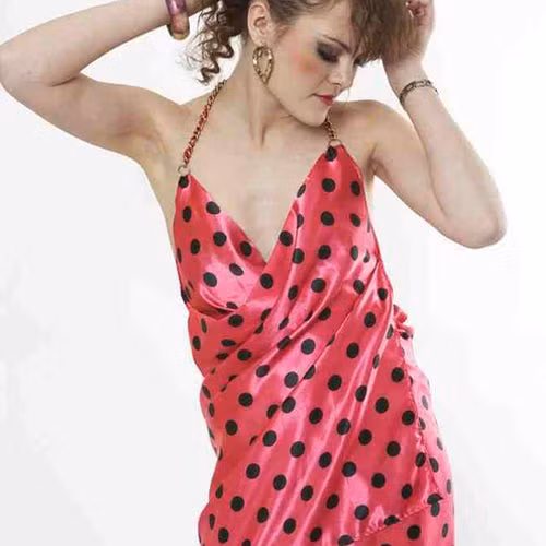 4. Mặc đồ chấm bi, Philippines. Đến Philippines thời điểm này, bạn sẽ gặp vô khối người mặc đồ chấm bi, bàn ăn với những loại quả hình tròn vì theo họ những cái chấm này tượng trưng cho đồng xu và sự viên mãn, tròn đầy của năm mới.