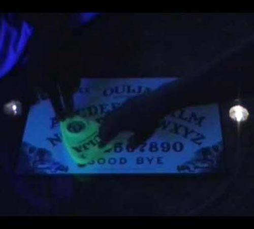 3. Trò chuyện với hồn ma, Mexico. Trò chuyện với những linh hồn là một phần tín ngưỡng của người Mexico. Họ tin rằng bằng cách này họ có thể giao tiếp với linh hồn của người thân đã khuất. Vào đầu năm mới, người Mexico đến dành 15 phút để tưởng niệm và thiền, đồng thời đặt ra những câu hỏi hay cầu xin lời hướng dẫn của những người đã khuất cho năm mới.