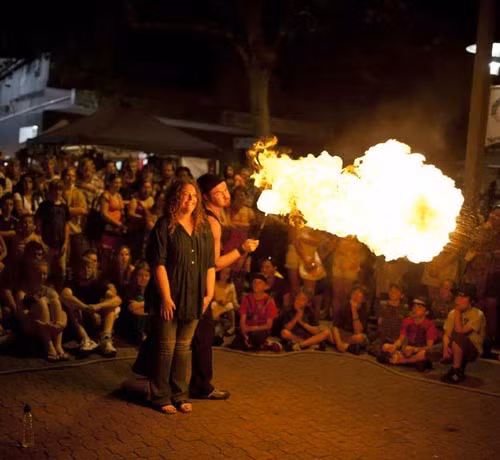 5. Thổi lửa, Scotland. Ở Scotland, vào giao thừa, người ta tổ chức một lễ hội gọi là Hogmanay. Trong đó, những người đàn ông diễu hành trên phố và mang theo những ngọn đuốc lớn, tung từ tay nọ qua tay kia hay thổi mạnh. Theo truyền thuyết, những ngọn lửa tung cao quá đầu này mang lại ánh sáng và sự trong sạch cho năm mới.