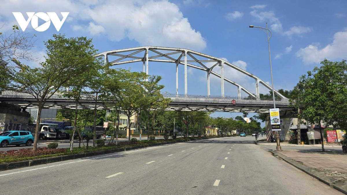 Cách đó không xa cũng có một cây cầu bỏ hoang lâu ngày, các thiết bị hoen rỉ, mất an toàn giao thông cho người đi đường.