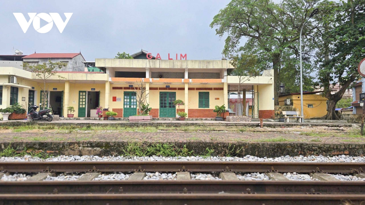 Hiện, Bộ Giao thông Vận tải đang nghiên cứu lập điều chỉnh Báo cáo nghiên cứu tiền khả thi Dự án làm cơ sở triển khai đầu tư trong giai đoạn 2026 - 2030. Đầu tháng 7 vừa qua, Bộ Giao thông Vận tải cũng đã có Thông báo số 139/TB - VPCP thông báo kết luận của Thứ trưởng Nguyễn Danh Huy tại cuộc họp kiểm điểm tình hình thực hiện Dự án tuyến đường sắt Yên Viên - Phả Lại - Hạ Long - Cái Lân.