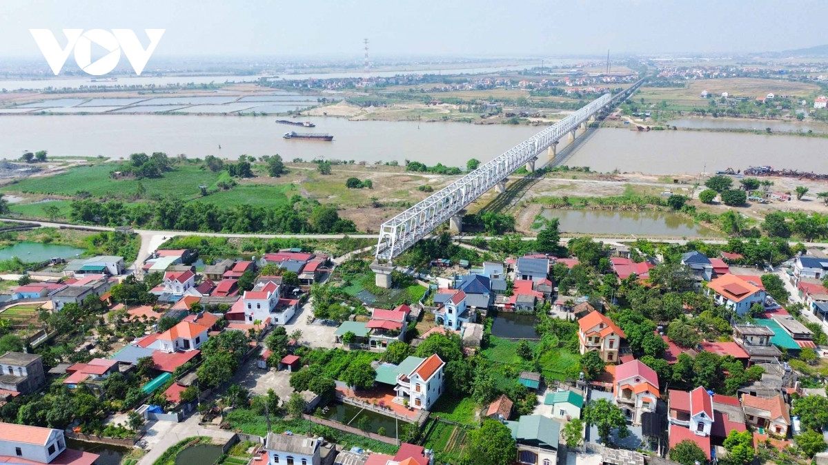 Cầu đường sắt bắc qua sông Thái Bình là một trong năm cây cầu nằm "đắp chiếu" chờ lắp đường ray, đường dẫn, cụt cả 2 đầu. Cầu dài hơn 1km nối xã Đức Long (thị xã Quế Võ, Bắc Ninh) với phường Phả Lại (TP Chí Linh, Hải Dương).