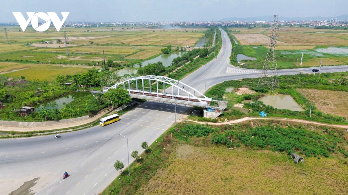 Trên Đường TL 279 đoạn qua xã Mộ Đạo, thị xã Quế Võ cũng có cây cụt hai đầu như nhiều cây cầu khác trên trục đường sắt Yên Viên - Phả Lại - Hạ Long - Cái Lân.