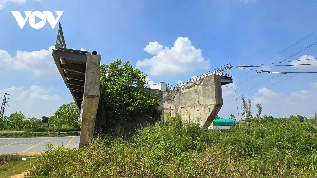 Việc đắp chiếu bỏ hoang lâu ngày khiến cỏ mọc um tùm, có nguy cơ gây lãng phí tài nguyên thiên nhiên, ngân sách.