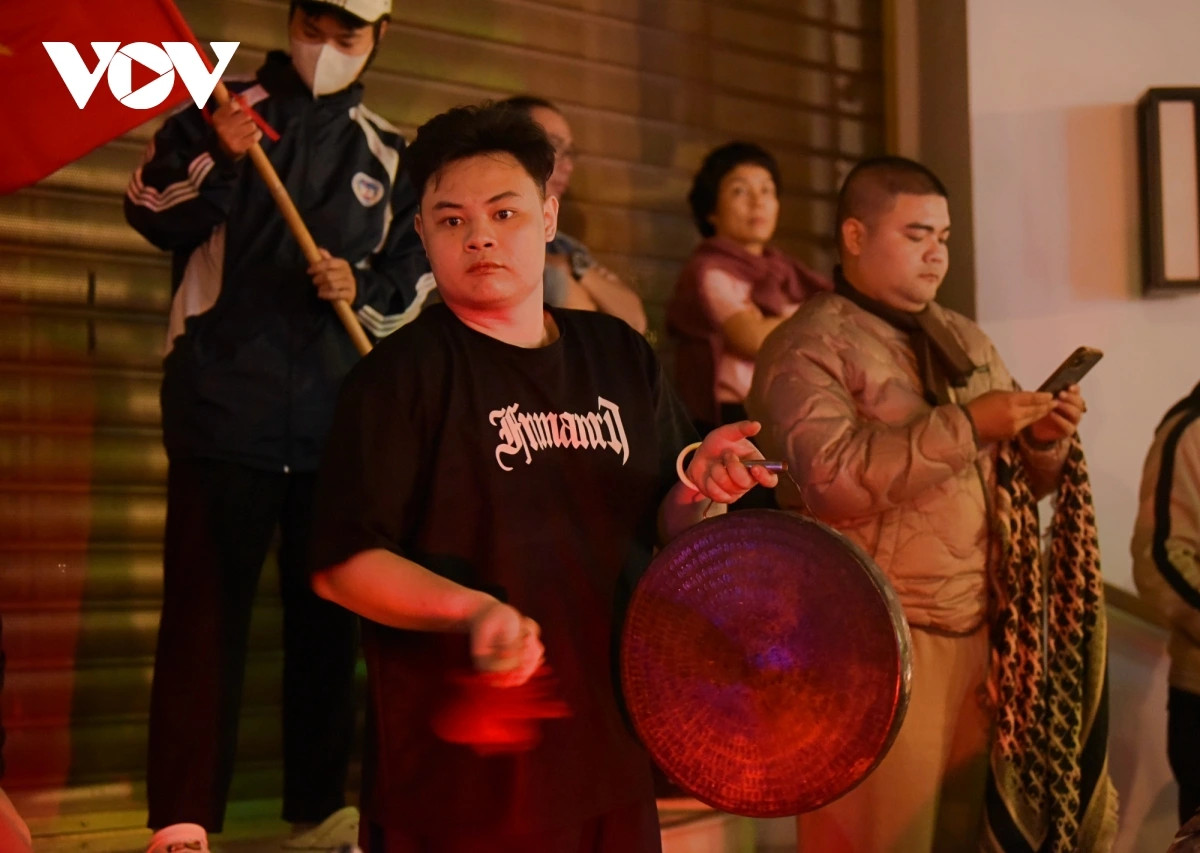 Khuôn mặt "thất thần" của một cổ động viên gõ cồng chiêng.