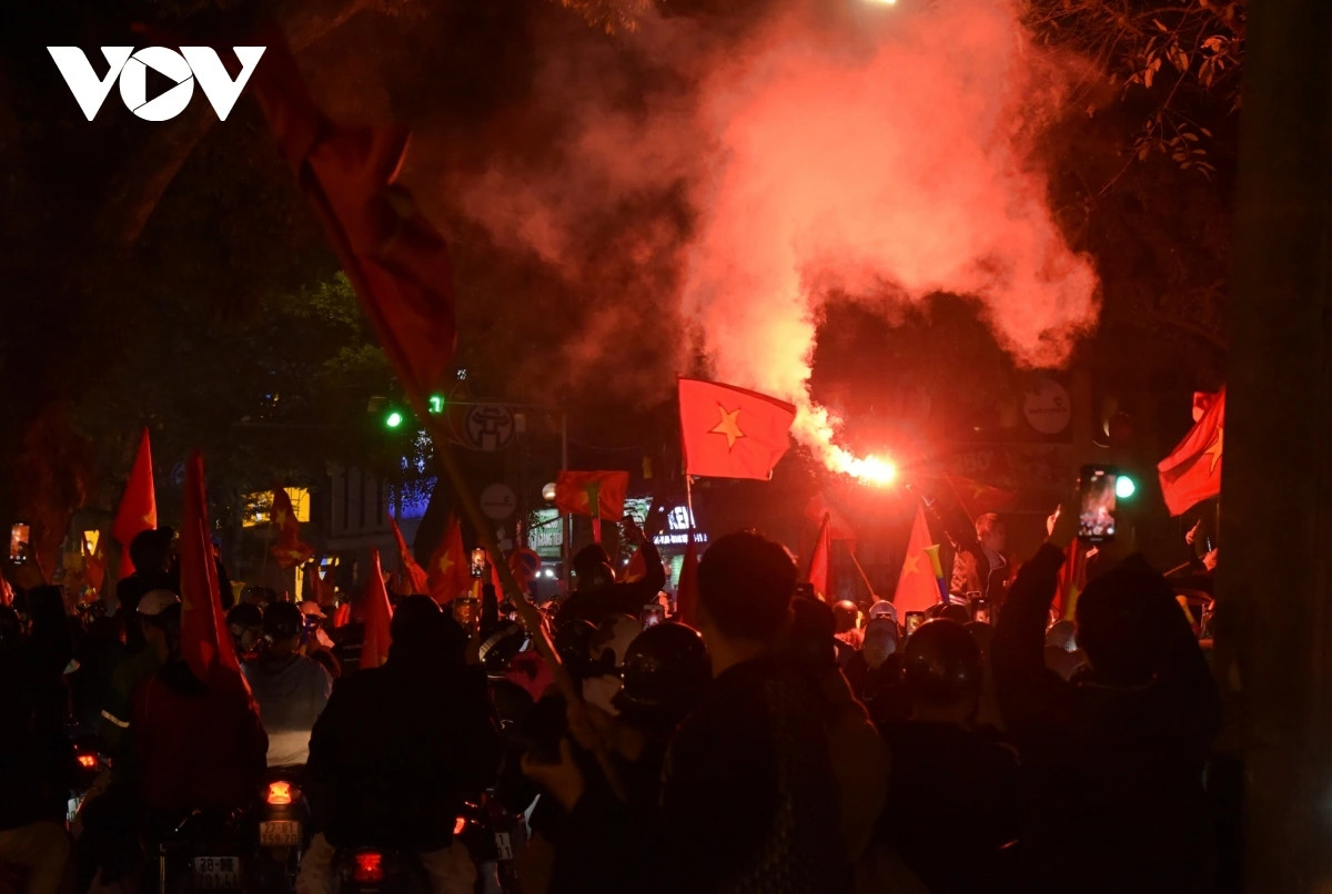 Những quả pháo sáng khiến khí thế cơn "bão" càng thêm sục sôi.