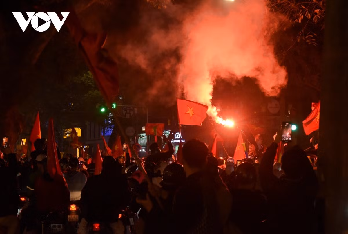 Những quả pháo sáng khiến khí thế cơn "bão" càng thêm sục sôi.